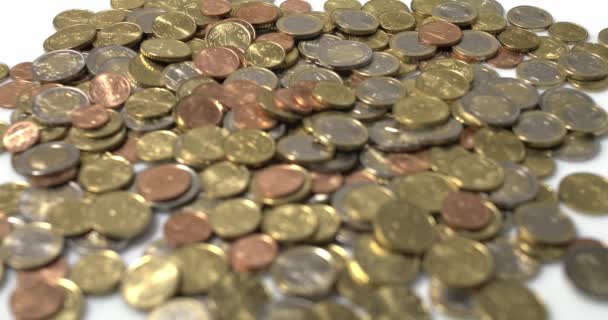 Mnoho Euromincí Hromada Mincí Bílém Povrchu Cents Large Denominination Coins — Stock video