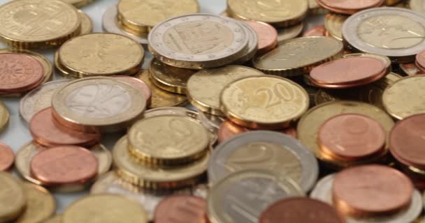 Dichtbij Een Stapel Geld Euromunten Een Twee Munten Omringd Door — Stockvideo