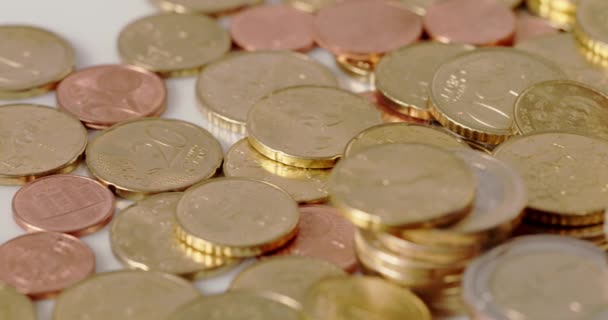 Muchas Monedas Euro Montón Monedas Superficie Blanca Centavos Monedas Gran — Vídeo de stock