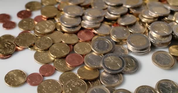 2欧元硬币 欧洲货币联盟 Cfd在欧盟的贸易 一群来自欧洲的硬币 — 图库视频影像