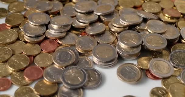 Νομίσματα Ευρώ Λευκή Επιφάνεια Απομονωμένα Νομίσματα Ευρωπαϊκό Νομισματικό Νόμισμα — Αρχείο Βίντεο