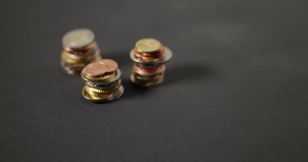 Aufgetürmte Euromünzen Auf Dunklem Hintergrund Europäische Währungsunion Münzen Und Bargeld — Stockvideo