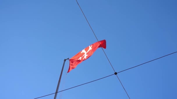 双鱼十字在比萨斜塔上飘扬着国旗 托斯卡纳比萨的臂章风中飘扬的旗帜 — 图库视频影像