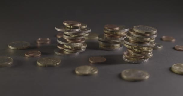 Накопившиеся Монеты Евро Европейская Валюта Темной Поверхности Panning Shot Close — стоковое видео