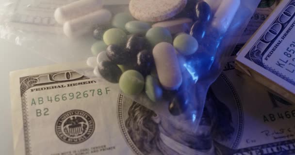 Μετρητά Και Ναρκωτικά Παράνομα Ναρκωτικά Δολάρια Ηπα Χρήματα Για Πληρώσω — Αρχείο Βίντεο