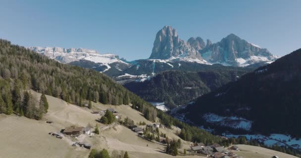 Paisagem Aérea Das Montanhas Nas Dolomitas Alpes Linda Sassolungo Primavera — Vídeo de Stock