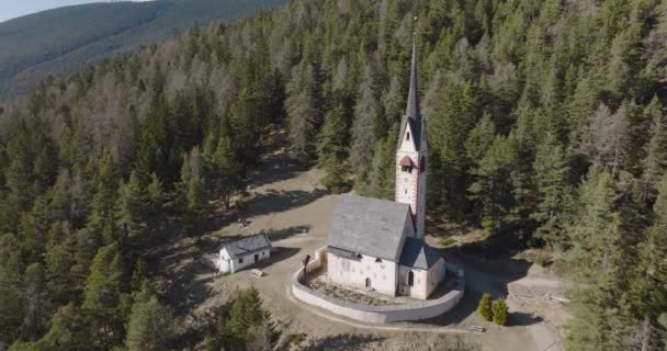 ヴァル ガーデナ ドロミテの聖ヤコブス教会イタリア 教会と美しい周囲の風景の空中ビュー — ストック動画