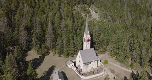 Widok Lotu Ptaka Piękny Kościół Lesie Architektura Alpejska Włoszech Widziana — Wideo stockowe