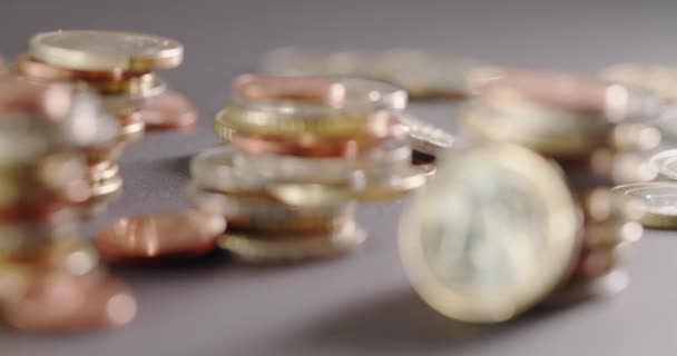 将焦点从硬币背景拉到前置的1欧元硬币上 以1欧元为象征的欧洲经济 — 图库视频影像