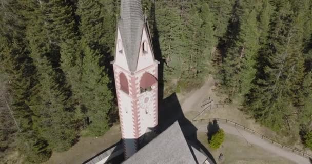 Hoge Hoek Uitzicht Kerk Het Bos Luchtfoto Kerktoren Val Gardena — Stockvideo