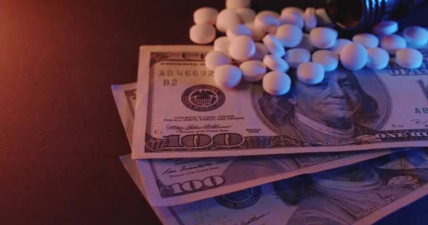 Kábítószer Vásárlás Illegális Drogok Amerikai Bankjegyeken Felül Amerikai Dollárszámlák Gyógyszerekkel — Stock videók