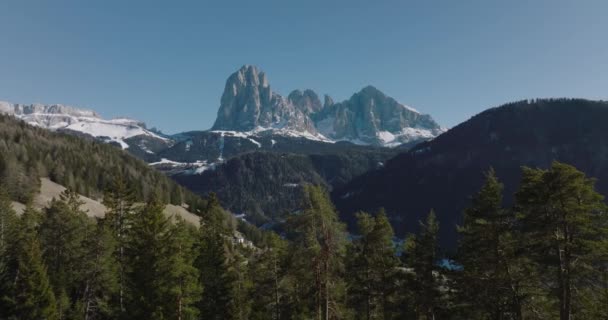 Reverse Revealing Shot Beautiful Aerial Dolomite Mountain Sassolungo Mountain Val — Stock Video