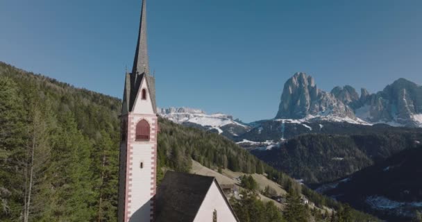 Vista Aérea Hermosa Iglesia Val Gardena Vista Ángulo Alto Iglesia — Vídeo de stock