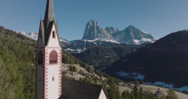 Flyger Förbi Kyrktornet Och Avslöjar Vackra Dolomitlandskap Flygbergslandskap Alperna — Stockvideo