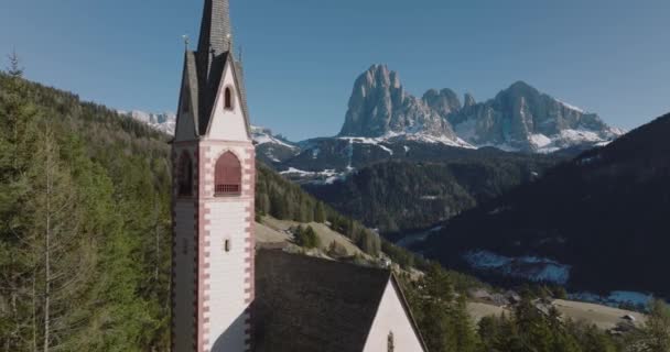 Antenne Des Kirchturms Gröden Hintergrund Der Langkofel Schöne Luftige Berglandschaft — Stockvideo