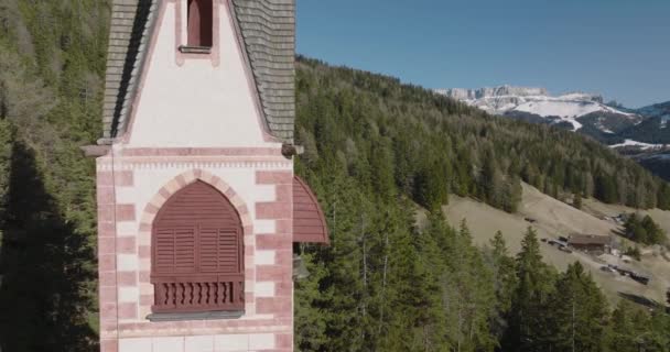 Luftaufnahme Des Kirchturms Den Dolomiten Hintergrund Die Berge Jakob Kirche — Stockvideo