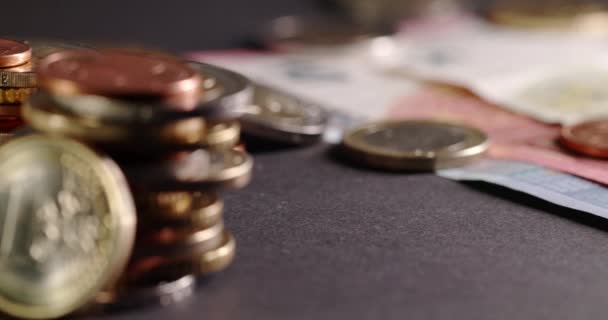 Closeup Panning Euromunten Tot Vijf Tien Twintig Eurobankbiljetten Geld Uit — Stockvideo
