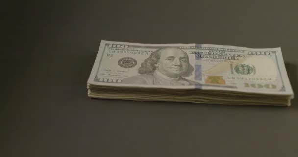 Arka Planda Yığınla Dolar 100 Dolarlık Banknotlar Üst Üste Yığılmış — Stok video