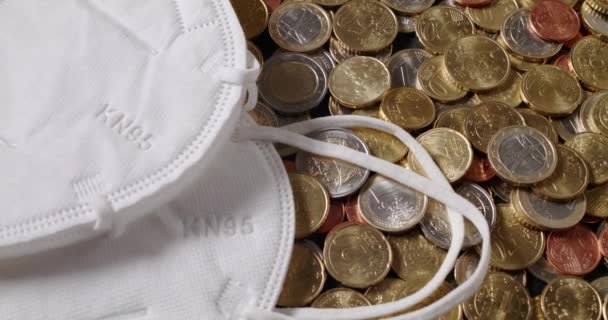 N95 Ffp2 Arcmaszk Euroérmék Tetején Európai Gazdasági Nyomor Szimbóluma Covid — Stock videók
