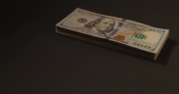 Billets Dollars Billets 100 Dollars Empilement Liquidités Sur Fond Sombre — Video