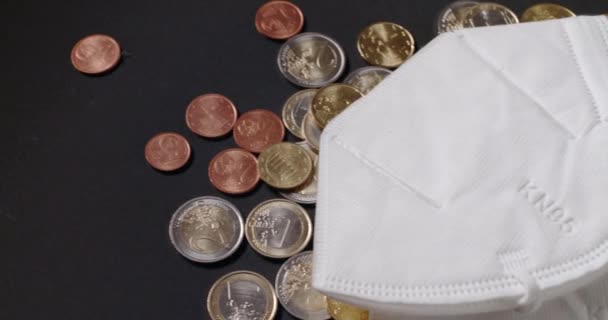 N95 Ffp2ユーロ硬貨の上面マスク コヴィド流行による欧州の経済的苦痛の象徴 — ストック動画