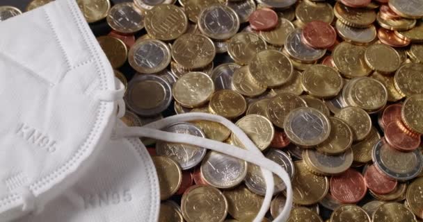 欧元货币 欧洲健康危机后的经济危机 面罩和硬币 — 图库视频影像