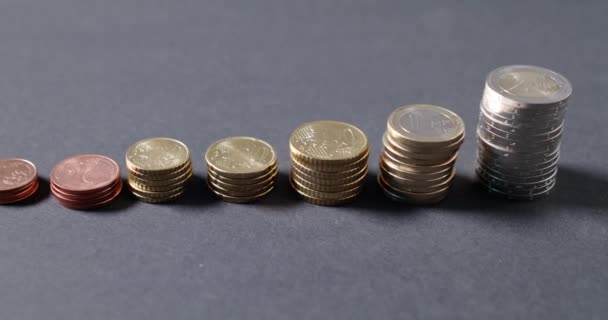 从2欧元桩到1美分硬币 灰色背景下孤立的欧元硬币 — 图库视频影像