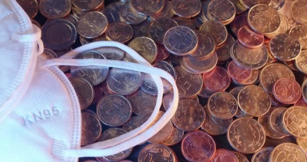 Многие Монеты Евро Сверху Вниз Вид Ffp2 Маска Поверх Монет — стоковое видео