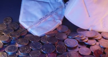 Avrupa Birliği 'nden gelen madeni paraların üstünde yüz maskesi. Sağlık Krizi Sağlık, Ekonomi ve Mali bağımsızlığı tehdit ediyor
