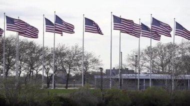 New Jersey 'deki Flag Plaza. Amerika Birleşik Devletleri Bayrakları rüzgarda dalgalanıyor. Slow Motion bayrakları dalgalanıyor. ABD bayrağı direkte