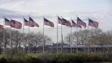 New Jersey 'deki Flag Plaza. Amerika Birleşik Devletleri Bayrakları rüzgarda dalgalanıyor. Slow Motion bayrakları dalgalanıyor. ABD bayrağı direkte