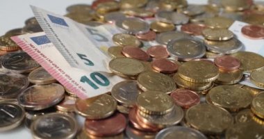 Avro sikkeleri ve beş, on ve yirmi Euro 'luk banknotlar. Pazar Büyümesi İçin Para ve Ekonomi Konsepti