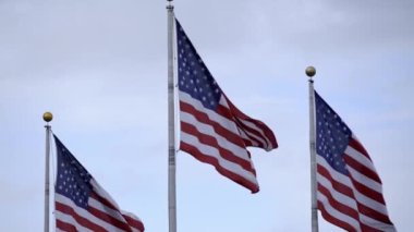 Amerika Birleşik Devletleri bayrağı rüzgarda dalgalanıyor. New York 'ta Stars and Stripes bayrağı. Özgürlük ve Vatanseverlik, ABD