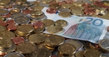 20 Euro 'luk banknotun birçok madeni parayla kapatılması. Avrupa Ekonomi ve Nakit Para Birimi