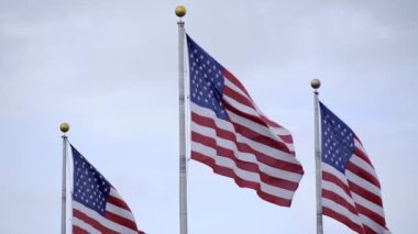 Amerika Birleşik Devletleri ağır çekimde bayrak sallıyor. New Jersey 'deki Flag Plaza. ABD bayrakları rüzgarda dalgalanıyor