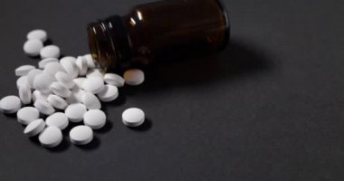 Beyaz yüzeyde beyaz haplar ve ilaçlar izole edilmiş. Tarafsız İlaçlar ve Eczane hapları