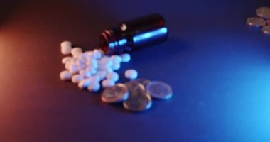 Uyuşturucu için para, beyaz haplar için yasadışı uyuşturucu. Uyuşturucu ticaretinin finansmanı. Avrupa sikkeleri beyaz hapların yanında