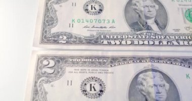 İki Dolarlık Banknotlar ve 2 Euro, Euro 'dan ABD Doları' na Para Takası. Ticaret ülkeleri ABD ve AB