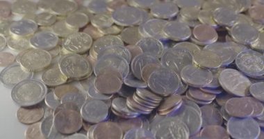 Avrupa Sikkeleri ve Dolar Bozuklukları farklı boyutlarda ve mezheplerde. EUR 'dan USD' ye geçiş. Bir avuç bozuk para.