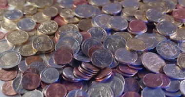 Dolar Sikkeleri ve Euro Sikkeleri, Avrupa ve Amerika Birleşik Devletleri 'nden iki farklı para birimi.
