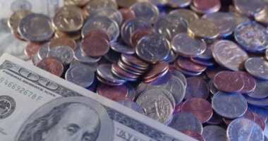 Amerika Birleşik Devletleri 'nden 100 Dolarlık banknotlar ve madeni paralar, Arka planda biraz Euro madeni para.