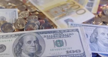 Avrupa ve Amerika Birleşik Devletleri 'nden gelen madeni paralarla birlikte yüz dolar, 200 avro banknot, Avrupa Para Birimi, Ekonomi ve ABD arasında ticaret