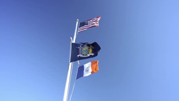 慢动作旗帜在纽约市飘扬 纽约和纽约市的国旗在风中飘扬 旗帜后面的蓝天 — 图库视频影像