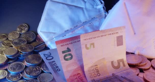 白脸面具在欧元钞票旁边 欧洲的经济和医疗保健促进健康 — 图库视频影像