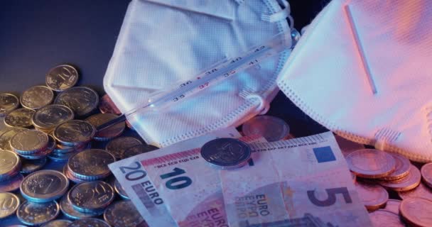 Ffp 2銀行券とお金の隣のマスク ヨーロッパの経済と健康 空挺病からの保護 — ストック動画