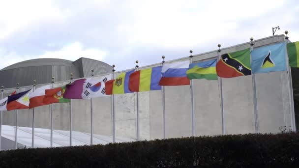 旗子以慢动作移动 俄罗斯国旗 韩国国旗和罗马尼亚国旗迎风飘扬 联合国在纽约市的办事处 — 图库视频影像