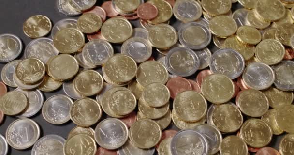 Panorámica Monedas Euro Doscientos Billetes Euro Diseño Nuevo Antiguo Dinero — Vídeo de stock