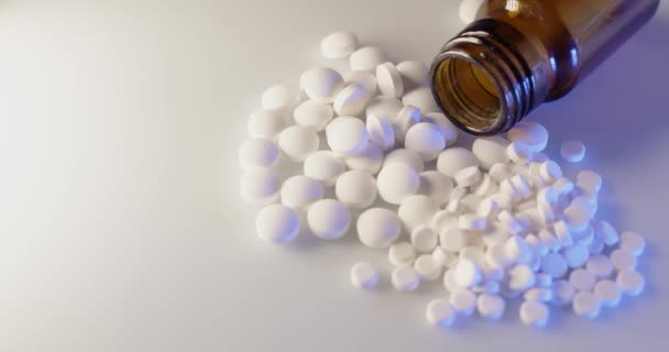 Pilules Blanches Médecine Isolées Sur Surface Blanche Médicaments Neutres Comprimés — Video
