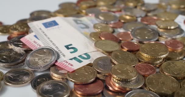 Monedas Euros Que Cubren Diferentes Billetes Cinco Veinte Euros Manojo — Vídeo de stock