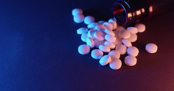 Medicijnen Pillen Onder Kleurrijk Licht Het Donker Geneesmiddelen Medicijnen Ziekten — Stockvideo